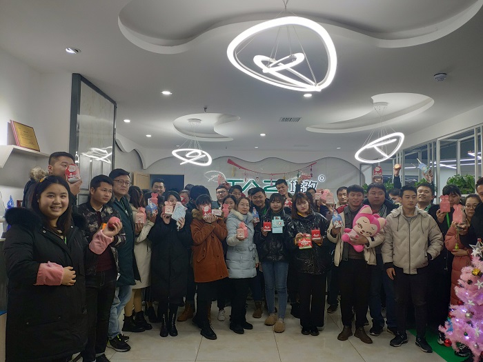 平安夜&圣誕節(jié)，塔孜給小伙伴們“交換禮物、傳遞真情”