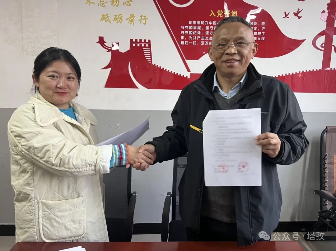 馮副院長和王會長簽約.jpg
